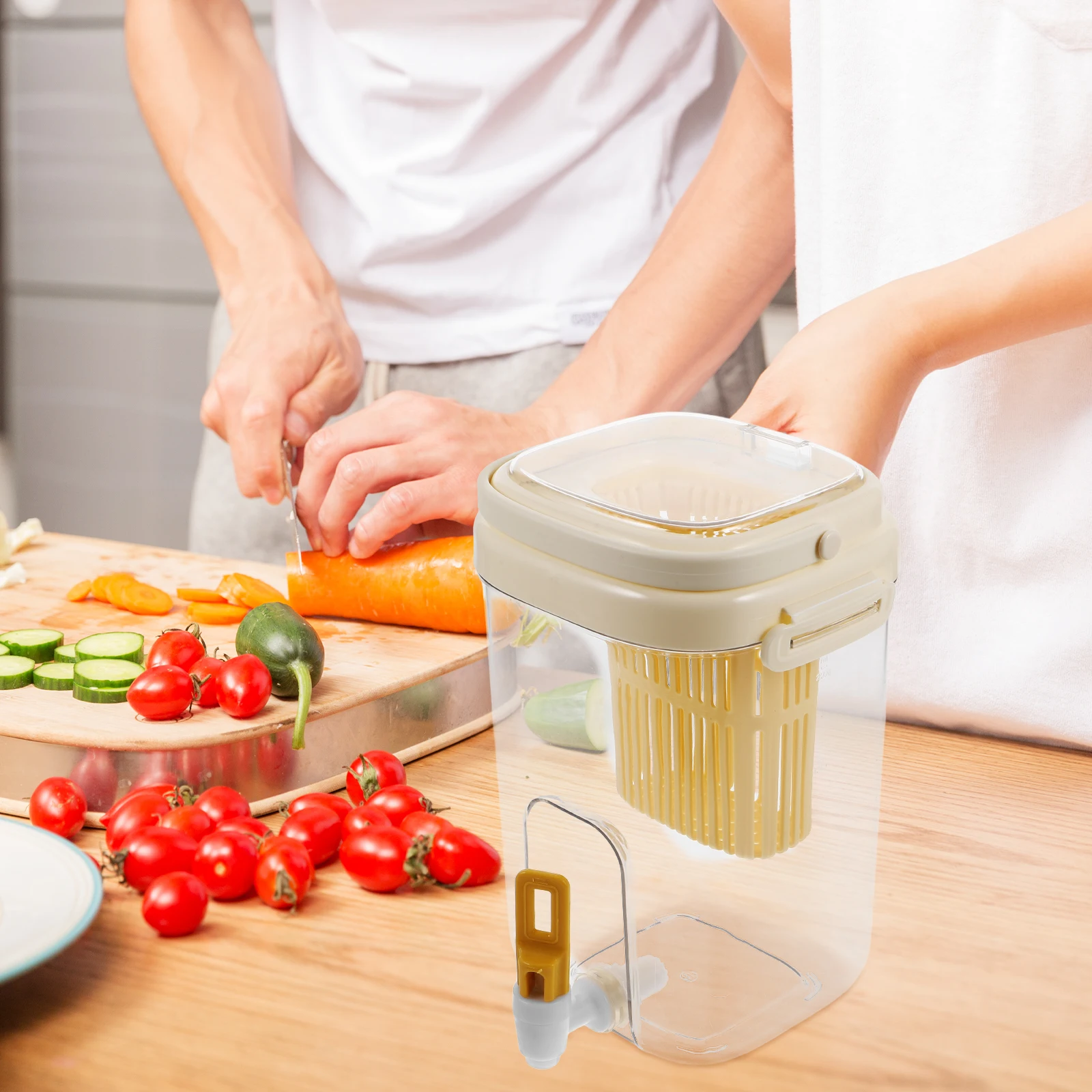 

2L Yellow Large Capacity Beverage Spigot Faucet Clear Drink Container Juice Tea Lemonade Cold Water Pitcher Refrigerator