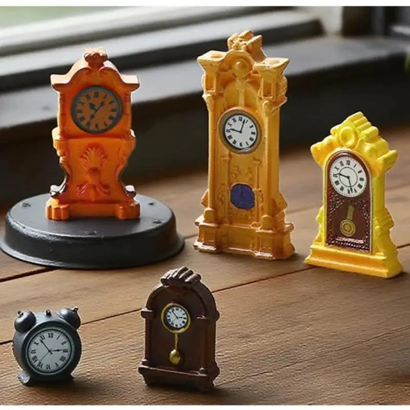 

1/8Pcs Doll House Vintage Clock 1:12 Dollhouse Miniature Wall Clock Resin Pendulum Ornament for DIY Dollhouse and Craft Projects