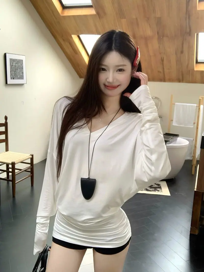 

Spring and Autumn V-neck T-shirt Base Shirt for Women Simple Bat Sleeves Versatile Solid Color Top