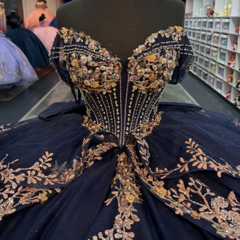 

Тёмно-синее платье для квинсеаньеры с кристаллами, пайетками, кружевными аппликациями, многослойными оборками, длинным шлейфом и большим бантом. ﻿ Индивидуальный заказ