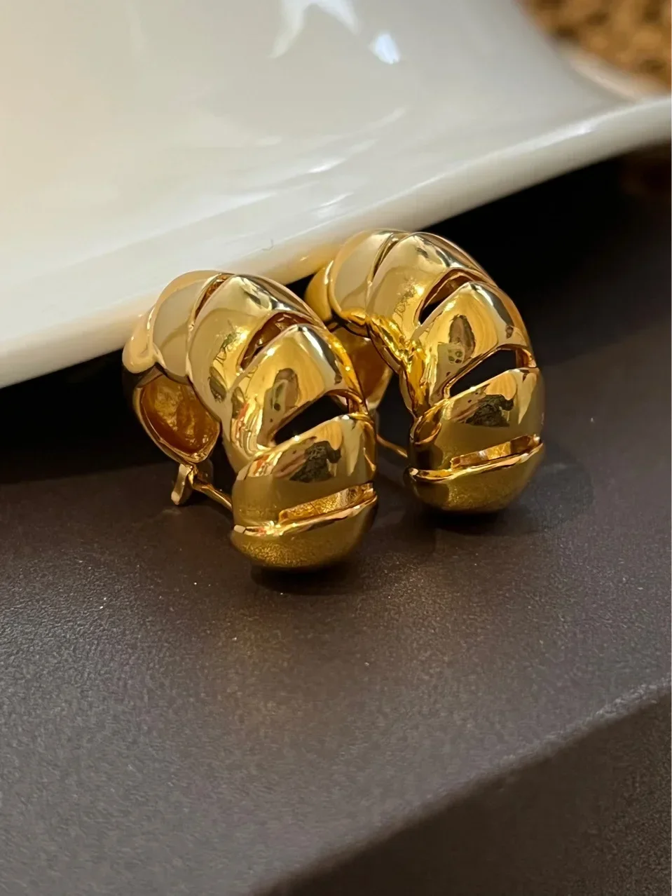 

2024 New Fashion Brass Cutout Conch Shape Hoop Earrings for Women Jewelry Punk Party T Show Gown Runway Korean Japan INS