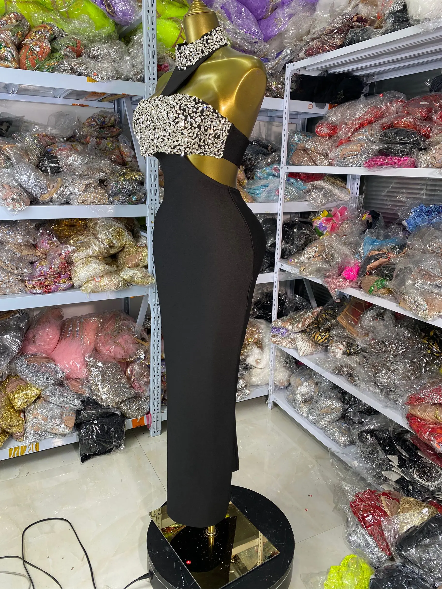 Vestido de aniversário de luxo feminino 2025 halter cristal bustier cortar maxi longo elástico bandagem vestido uma peçalebrity festa à noite