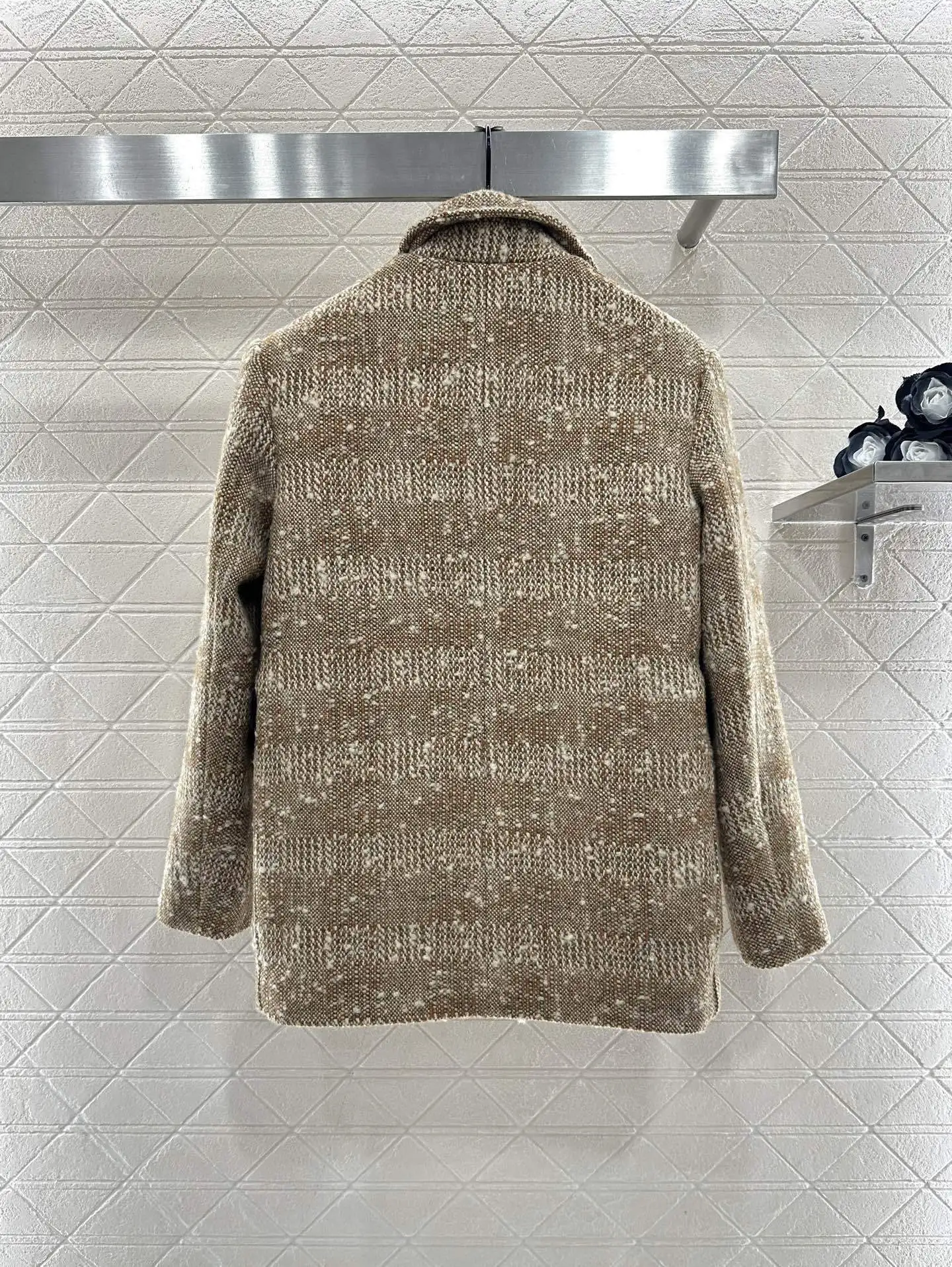 

Карамелизированный пиджак из шерсти грубого прядения с зарезанной талией на осень и зиму, исключает ретро и элитный шарм.