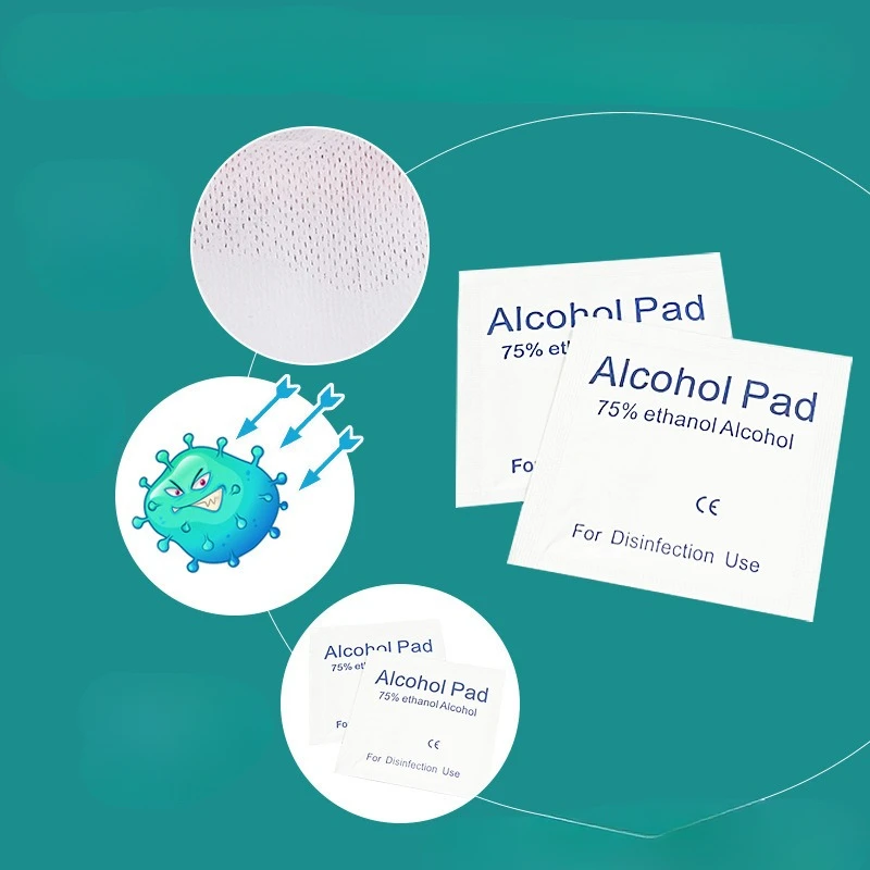 مسحة كحول 75% يمكن التخلص منها لتطهير الجروح، لوازم صندوق الإسعافات الأولية الأساسية لتحضير الكوارث المنزلية.