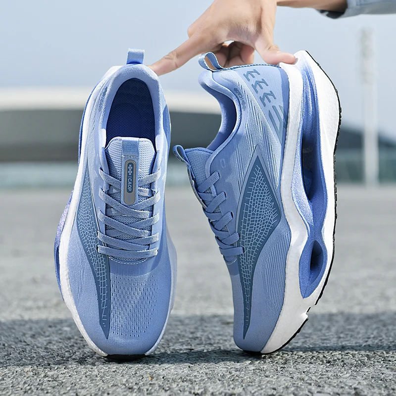 

Мужские спортивные повседневные кроссовки с дышащей сеткой и износостойкой карбоновой пластиной по всей длине стопы.