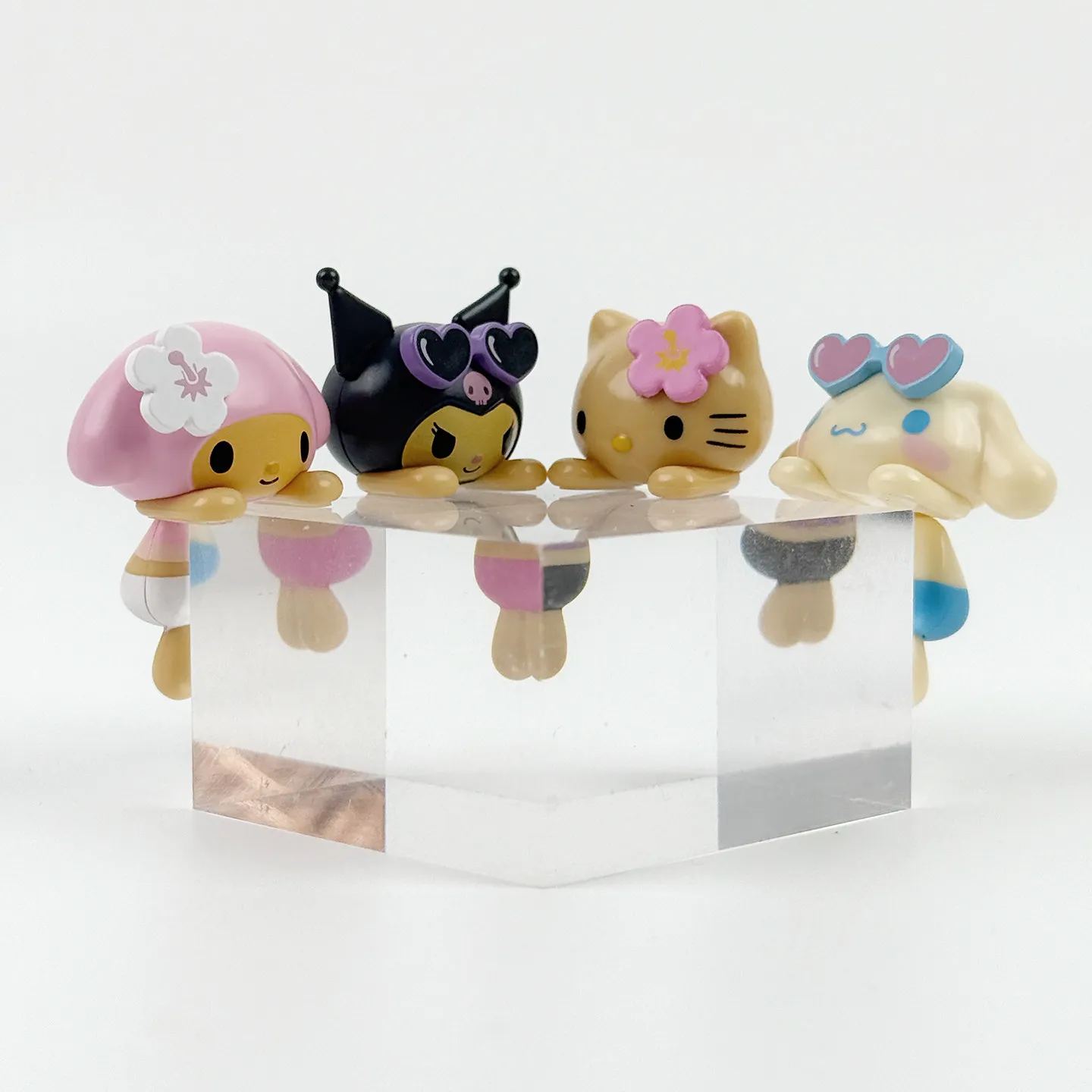 

Коллекционные фигурки персонажей Sanrio: Pyoconoru, Hello Kitty, Cinnamoroll — загадочные подарочные наборы-сюрпризы (Blind Box) для коллекционирования и декора.