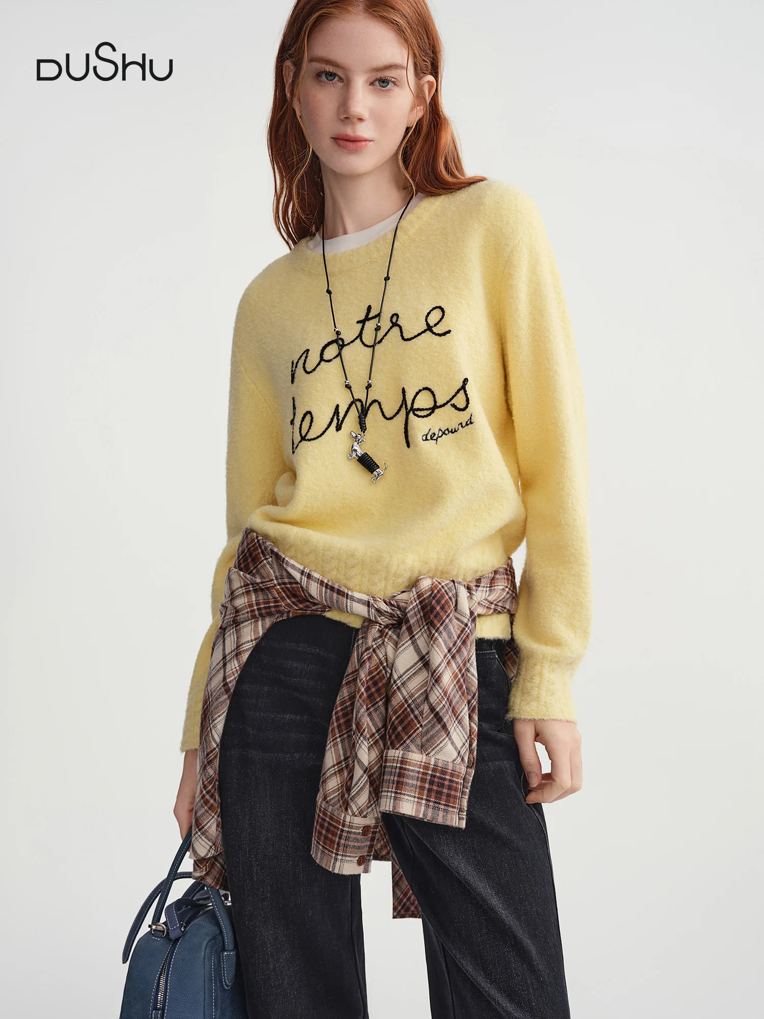 

DUSHU 2025 Зимний женский вязаный свитер с цветными блоками и буквенным узором — повседневный пуловер с заниженными плечами для повседневной одежды