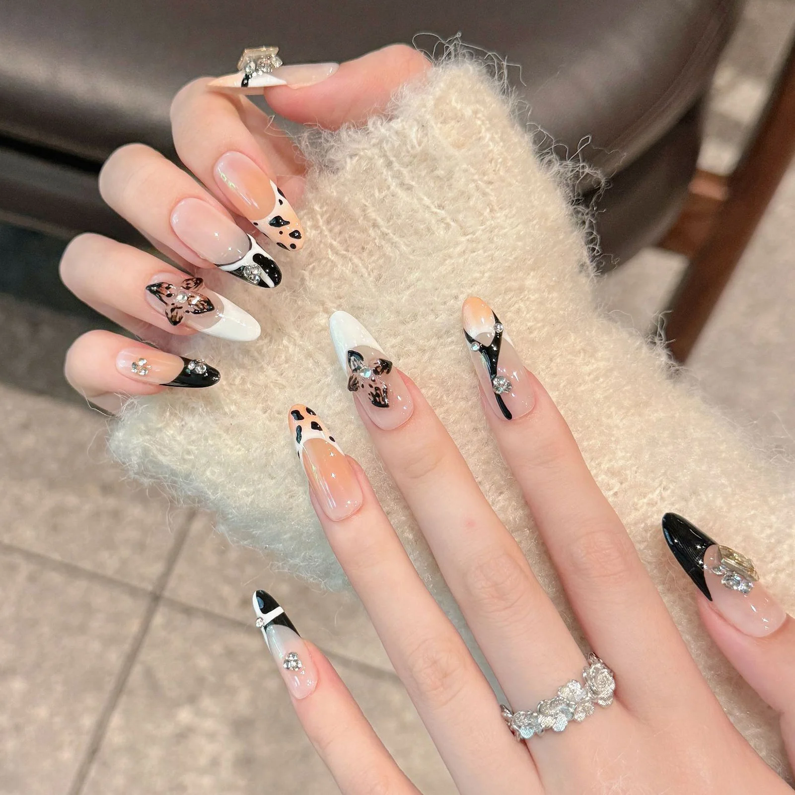 Stampa fatta a mano sulle unghie Unghie finte intagliate francesi leopardate Copertura completa Decorazione con strass indossabile Punte per unghie finte autunnali lunghe di mandorle