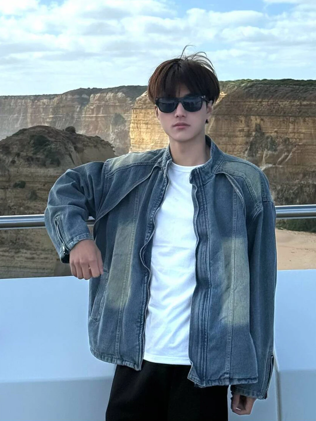 

Синяя мужская джинсовая куртка с деконструированным пэчворком и воротником-стойкой, весенняя, в американском ретро-стиле, с эффектом потертости, укороченная, повседневная, на молнии