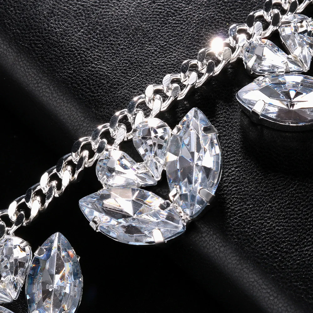 Masque de luxe en cristal strass pour femmes, bijoux pour le visage, chaîne, pompon, mascarade, danse, Cosplay, couvre-yeux, accessoire de fête de bal