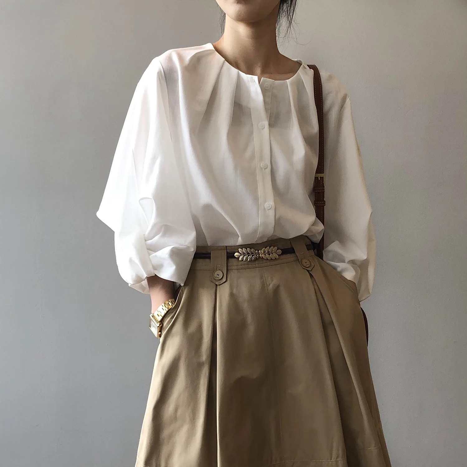 

Round neck white shirt women's spring new Korean version simple loose design lantern sleeve shirt