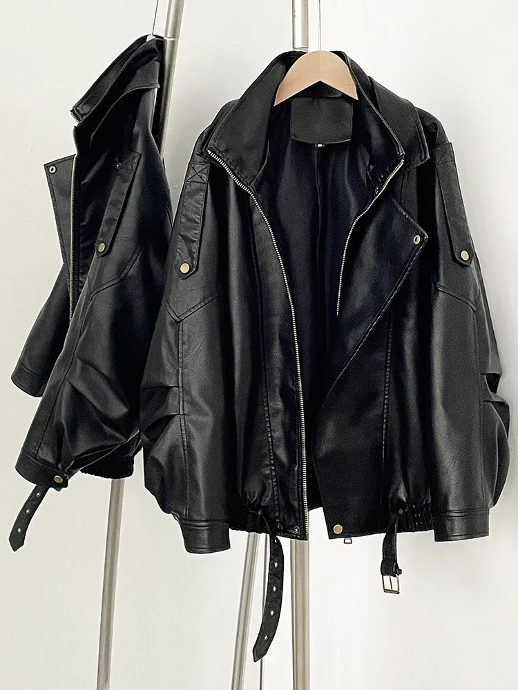 春の新作、秋の卸売ファッション、黒のフェイクレザー、ロコモティブコート、女性用フェイクレザー ジャケット、婦人服、オーバーコート