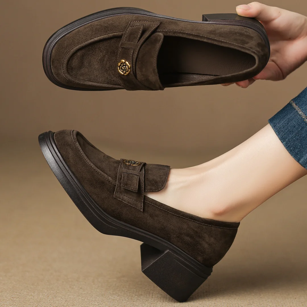 حذاء بدون كعب نسائي من جلد الغزال الطبيعي بمقدمة مستديرة وإبزيم معدني حذاء بدون كعب 5.5 سنتيمتر بكعب مكتنز حذاء الأخفاف الناعم عالي الجودة