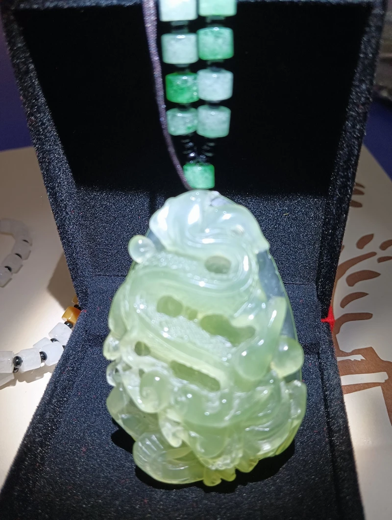 Excellent Home Ornament Mascot Nature Emerald Hanging Carven Dragon Cloud Pendant Jade Bead Chain