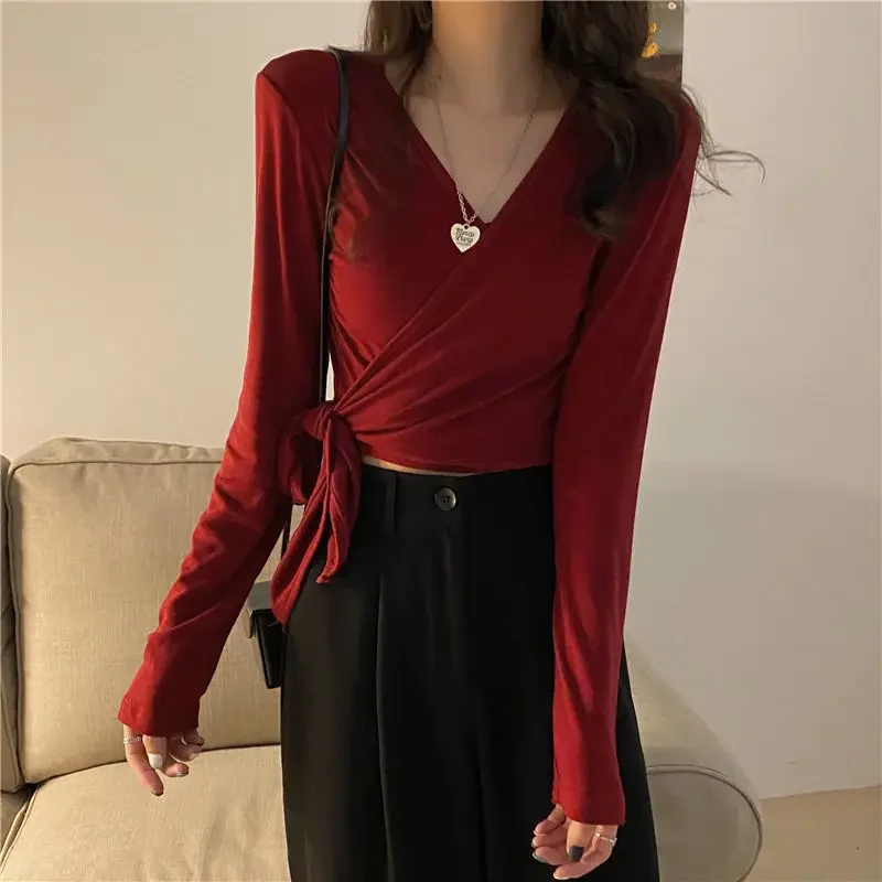 Seksowne t-shirty damskie z dekoltem w serek Slim Burgundy Wiosna Lato Odporne na słońce Moda Koreański styl Przycięte topy Codzienne Ins Hot Girls