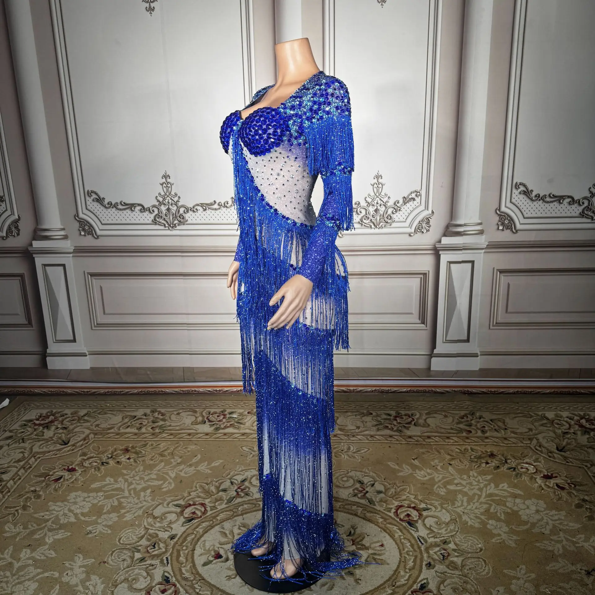 

Элегантное вечернее платье с длинными рукавами, украшенное бахромой и стразами, для торжественного празднования дня рождения светской львицы