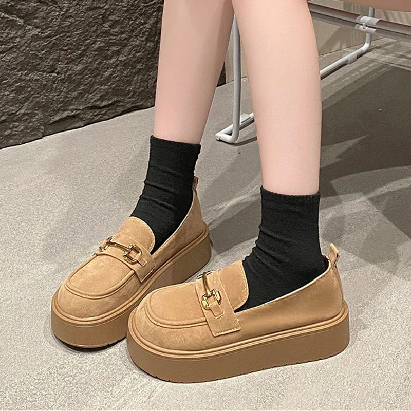 

Новые женские лоферы с металлической пряжкой Maillard, коричневые повседневные туфли из искусственной замши в стиле ретро на плоской платформе, модные туфли на толстой подошве на среднем каблуке