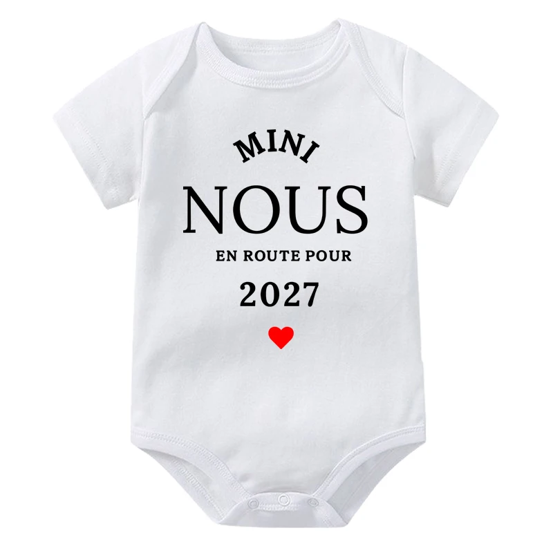 Mini Nous En Poute Pour 2027 Printed Baby Bodysuit Newborn Short Sleeve Romper Toddler Jumpsuit Pregnancy Announcement Clothes