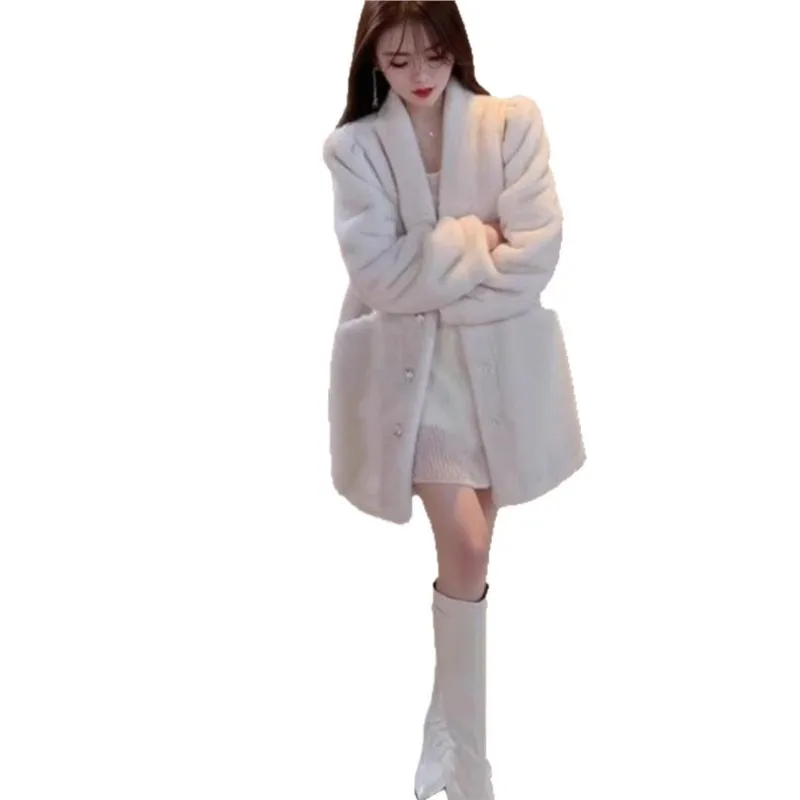 El nuevo abrigo de piel de moda de longitud media de MAO MAO con una mezcla de sensación