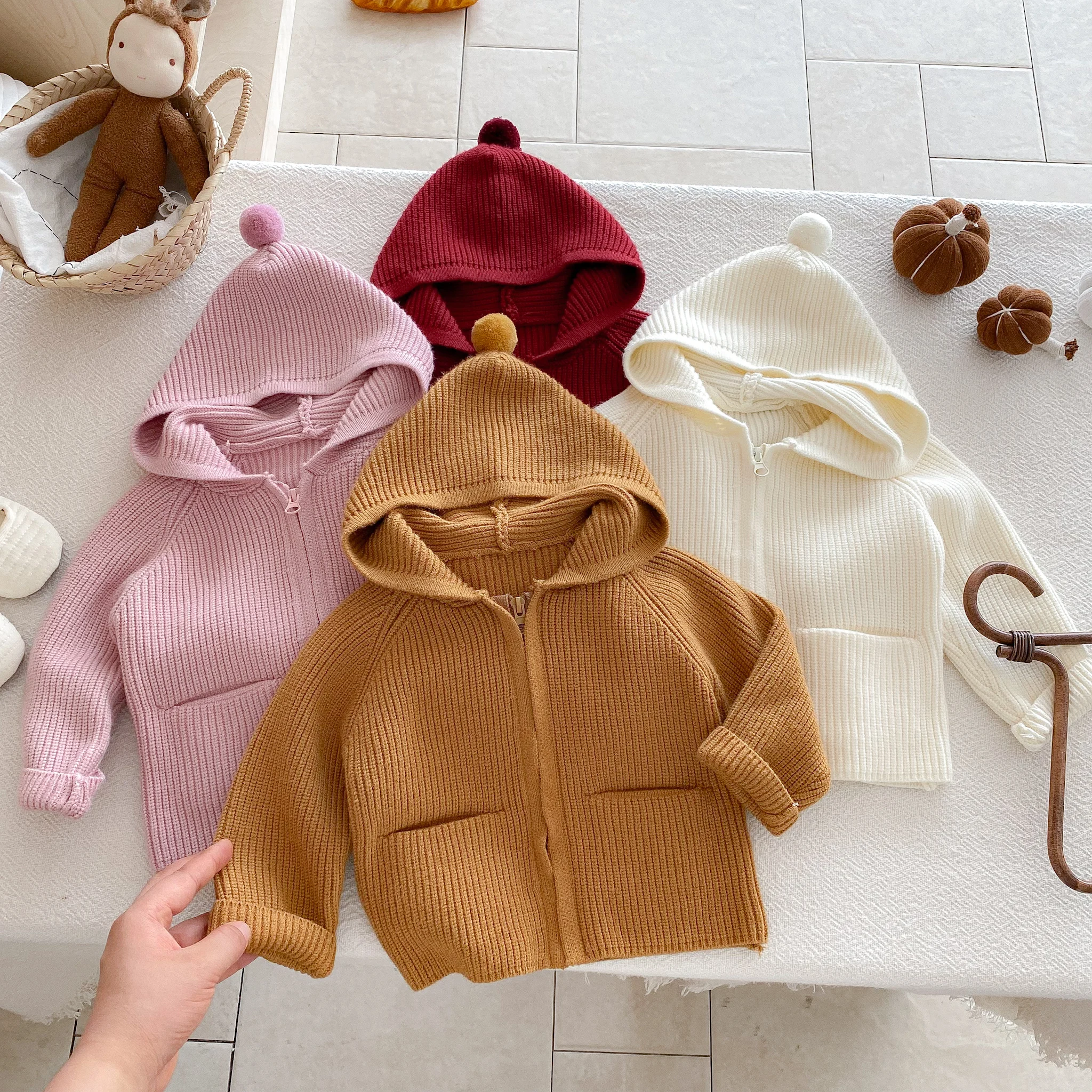 Eine einfarbige Kapuzenjacke für Mädchen ist im Herbst und Winter stilvoll, niedlich und warm. Eine lockere Strickjacke für Babys und Kleinkinder – Detail 2