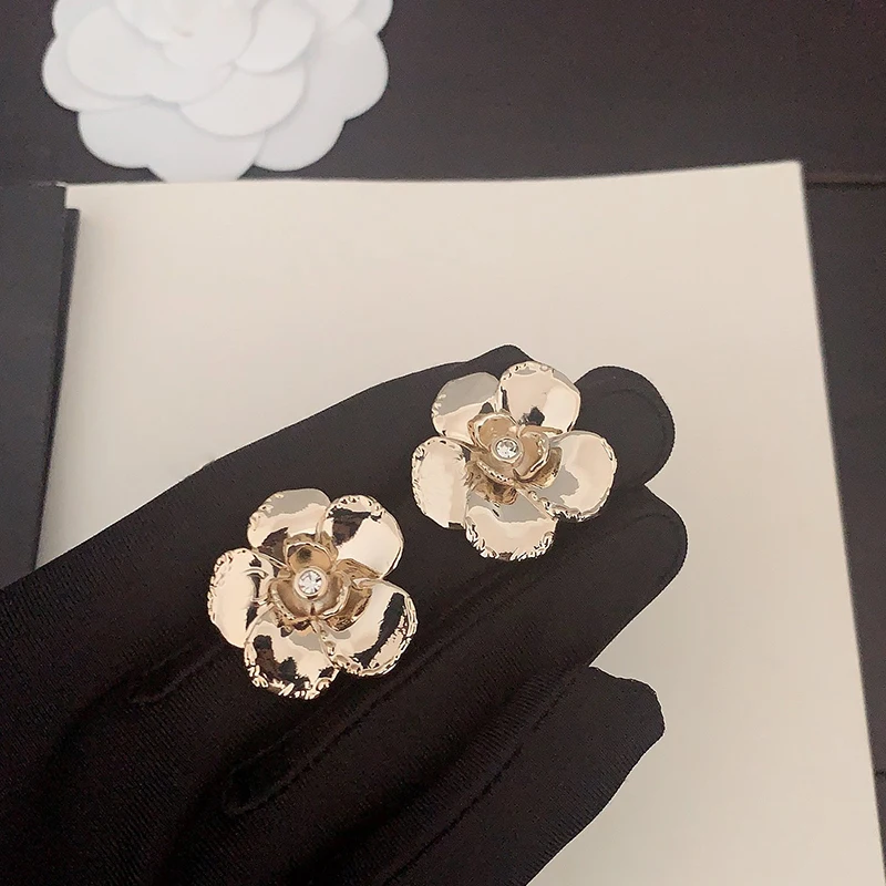 

2024 European and American New Platinum Camellia Earrings and Earrings, Top Luxury Jewelry Charm Trend for Women