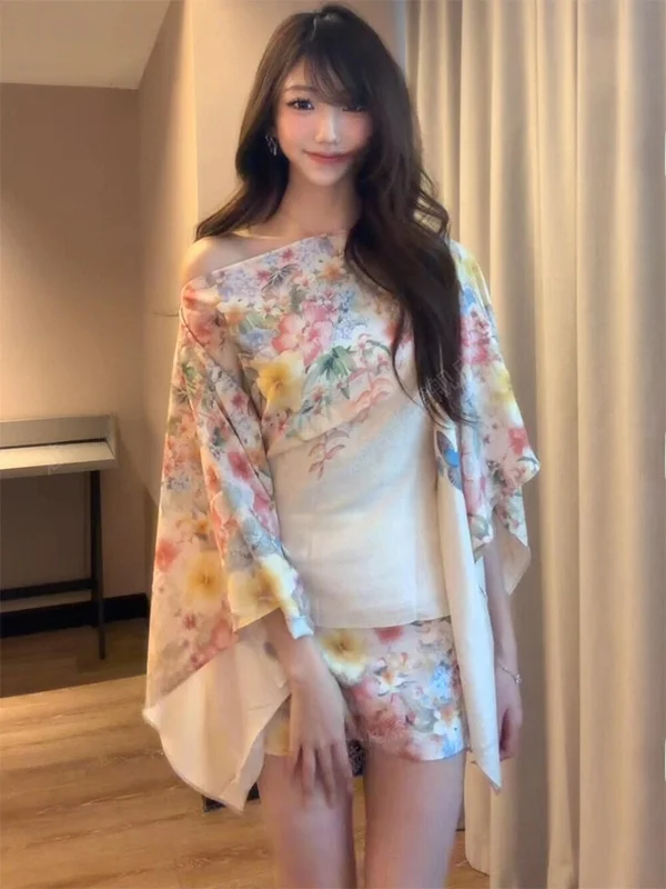 

Нежный дизайн, красивый принт, асимметричный топ-накидка на одно плечо, свободный топ, женская юбка-обертка, комплект из двух предметов, весна-лето, модный.