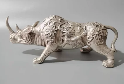 

Ornament Vintage White Copper Gilded Silver Kirin Carving Wangcai Rhinoceros Home Living Room Desk Decoration ware decorative