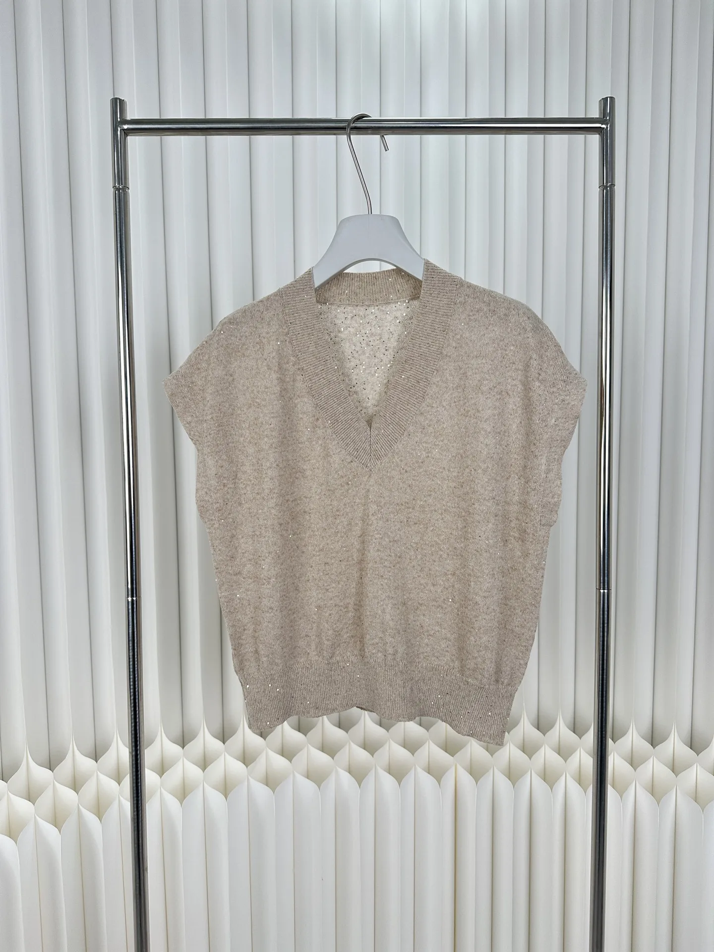 

2026 Spring/Summer Women's V-Neck Sequin Linen Knit T-Shirt — Loose-Fit, Stylish, Versatile, Slimming, and Casual Top