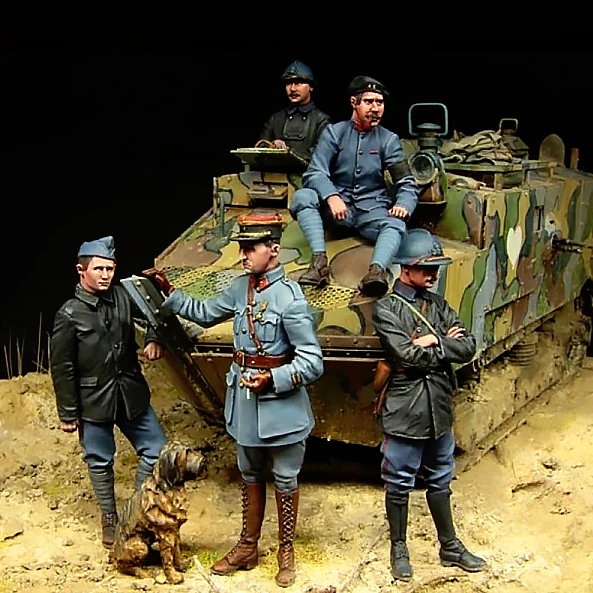 

1/35 наборы моделей солдата из смолы, фигурка бесцветная и самособранная 5 человек + 1 собака (без танки) A-2131