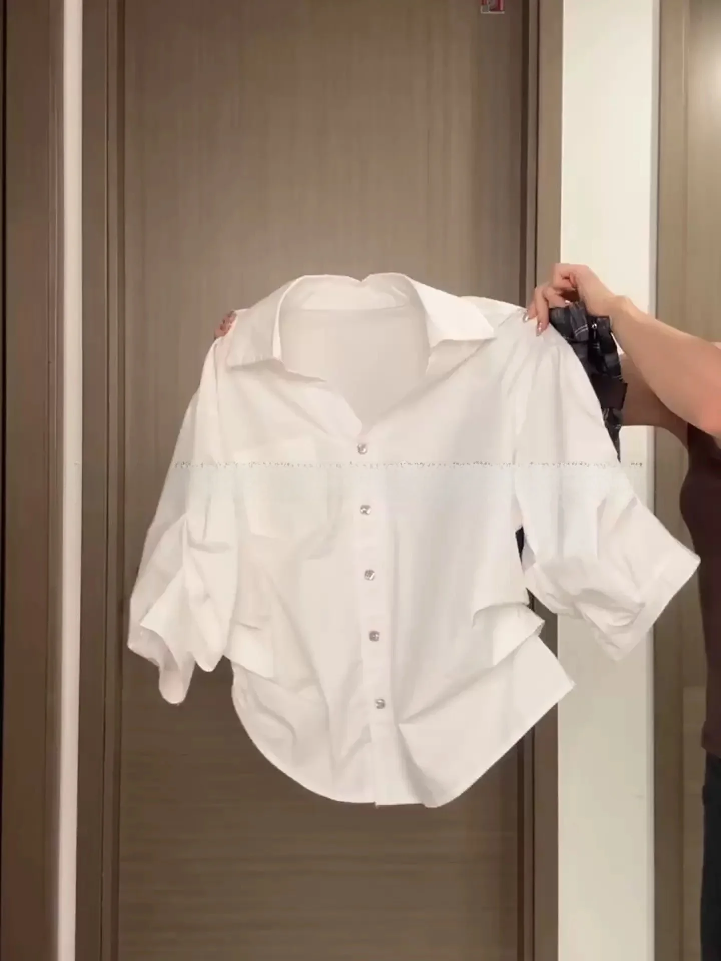 

Белая женская рубашка с рукавами-фонариками, свободного кроя, плиссированная, стройнящая, в корейском стиле, из полиэстера, летняя, модная