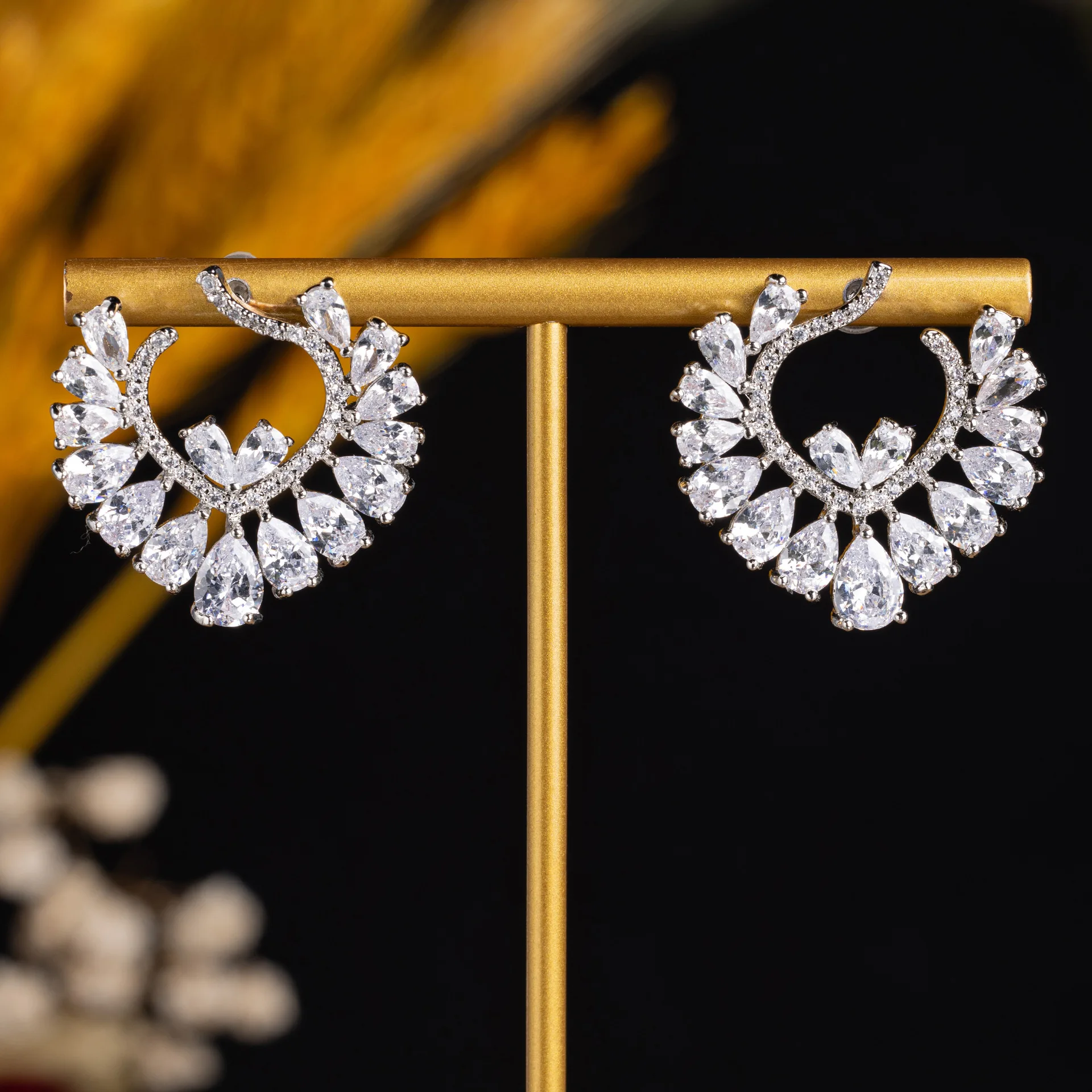 

Женские серьги из серебра 925 пробы с цирконами в форме сердца, высококачественные модные массивные серьги, изысканные ювелирные украшения, подарок