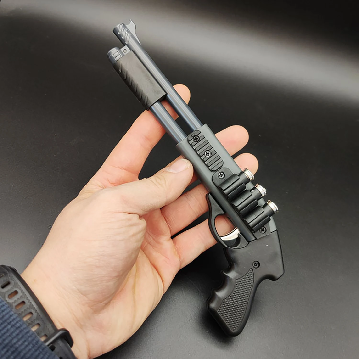 Mini dysza natryskowa 8-okrągły pistolet gumowy ze stopu miniaturowy model ozdoba zabawka (20 sztuk gumki kolor losowo w zestawie)