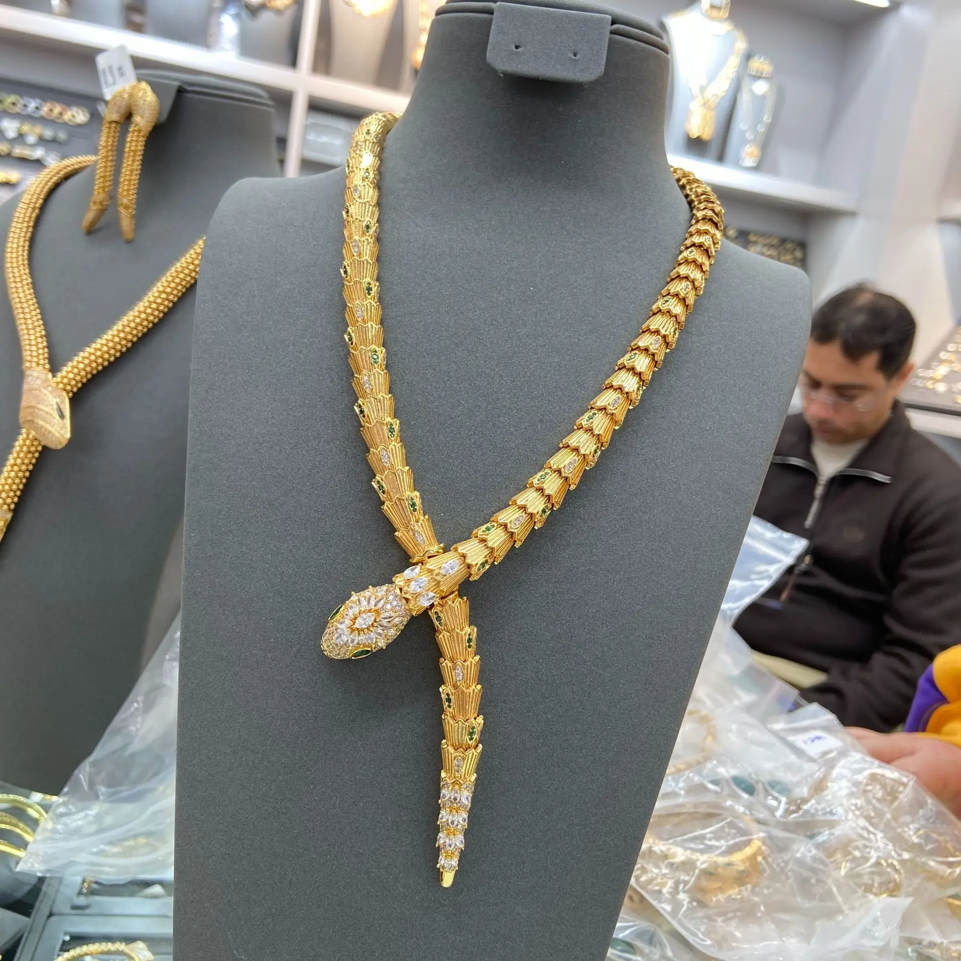 

2025 Новый легкий роскошный комплект украшений в виде змеи. Модное и высококачественное ожерелье, браслет-цепочка на ключицу, серьги-гвоздики, открытое кольцо.