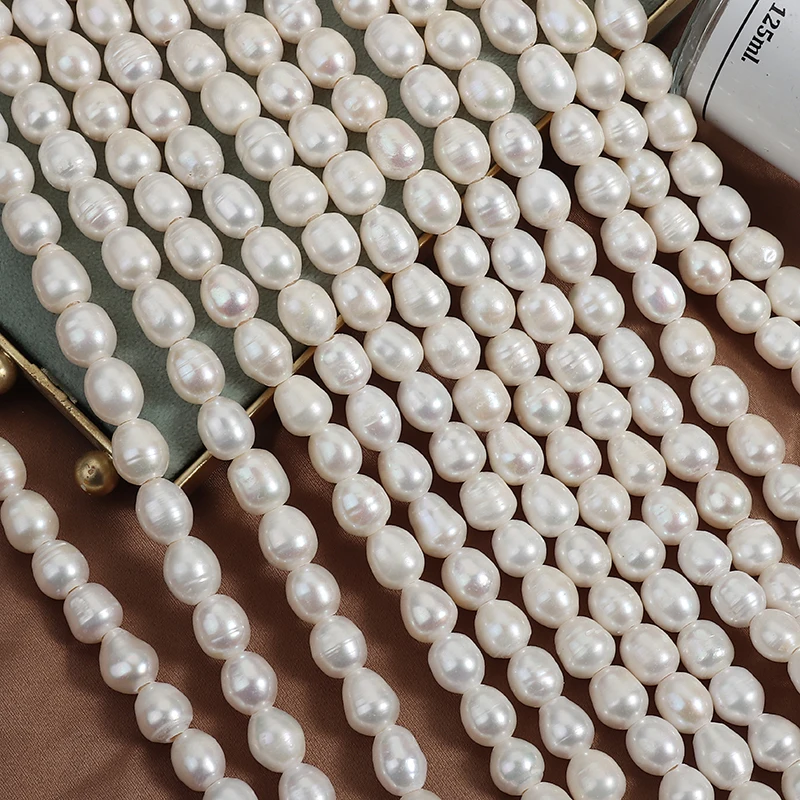 A strand of 9-10mm large-hole pearls with shallow threads, approximately 36-37cm long, containing 32 pieces.
