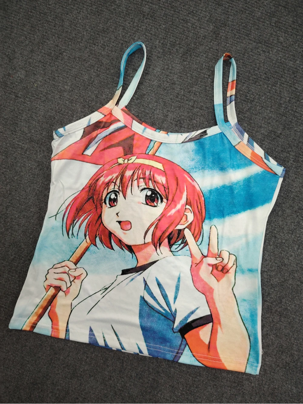 Un dulce chaleco de mujer con estampado retro para un look encantador y una camisola sexy picante para una declaración de estilo audaz