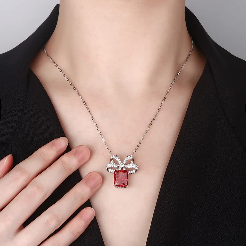 Jewelry Gold-Plated High Carbon Diamond Ice Flower Copper Elegant Light Luxury Bowknot Pendant for Women 10*12 Wholesale