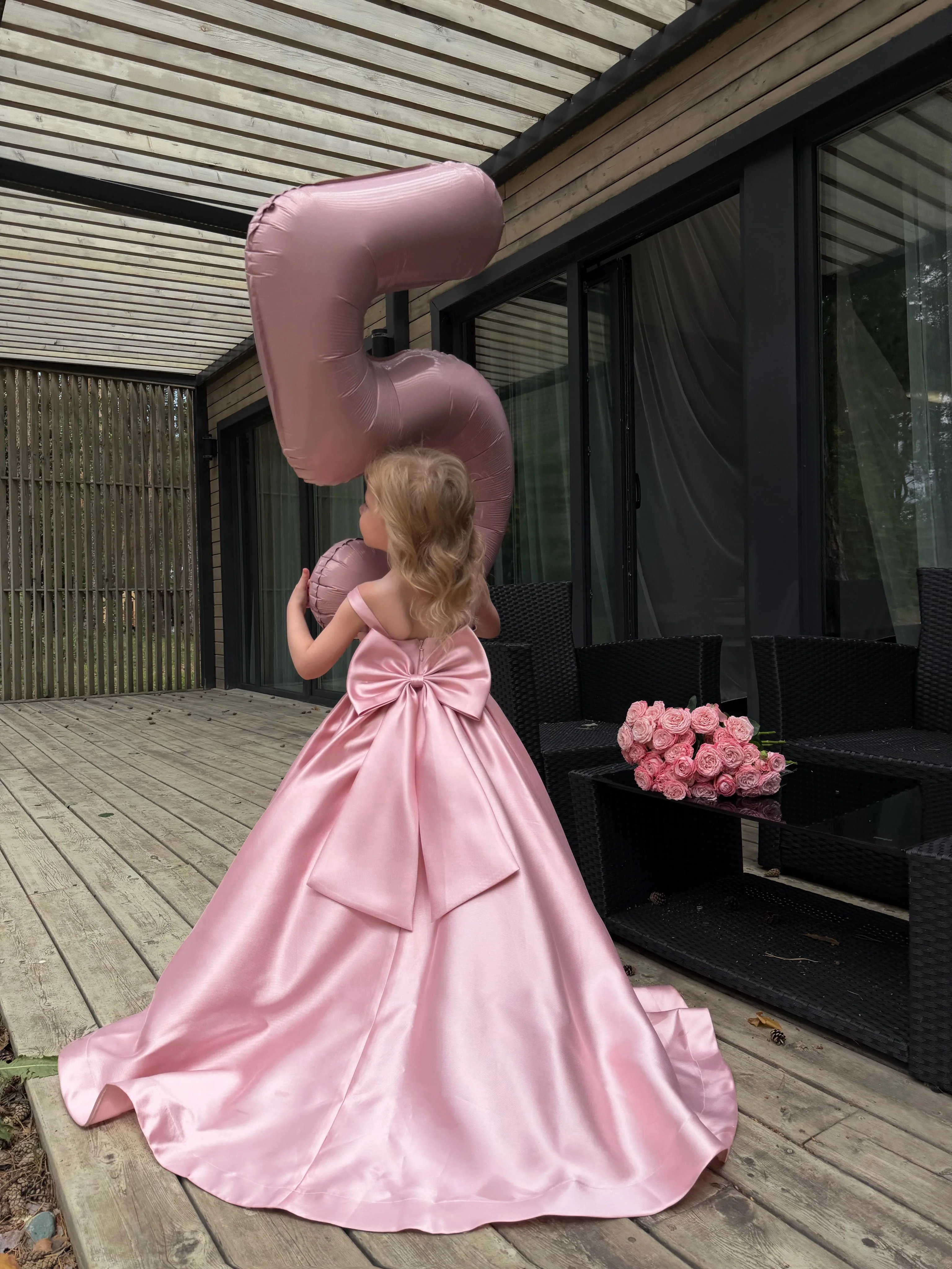 Elegantes rosa Satin-Floristenkleid mit Schleife, bodenlang, für Hochzeit, Kindergeburtstag, Erstkommunion. – Detail 2