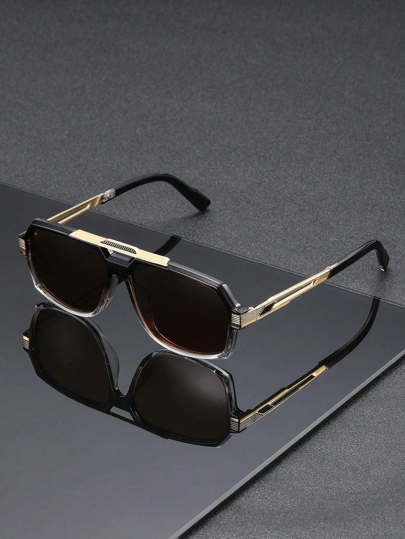 زوج واحد من نظارات شمسية رجالية بإطار شفاف رمادي اللون على الطراز الأوروبي والأمريكي بتصميم عصري ذو شعاعين وحواف مقطوعة من المعدن الكلاسيكي