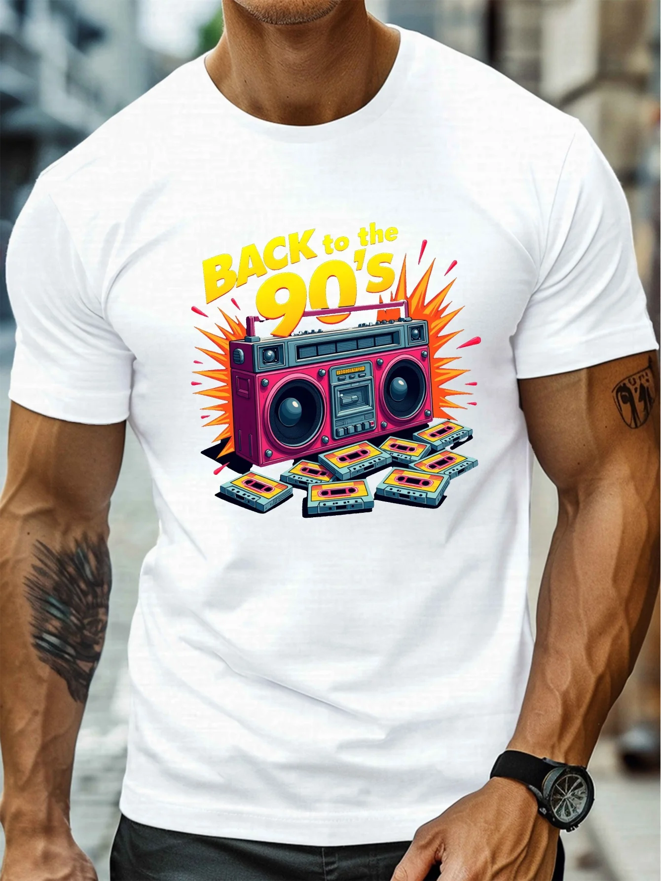 ในยุค 1990 เสื้อยืดแขนสั้นผู้ชายที่มีลวดลายพิมพ์และเสื้อยืดคอกลมน้ำหนักเบา