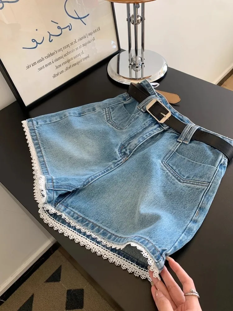 

Американские джинсовые шорты с высокой талией и кружевной отделкой, женские летние утягивающие универсальные широкие брюки свободного кроя, длина до колена