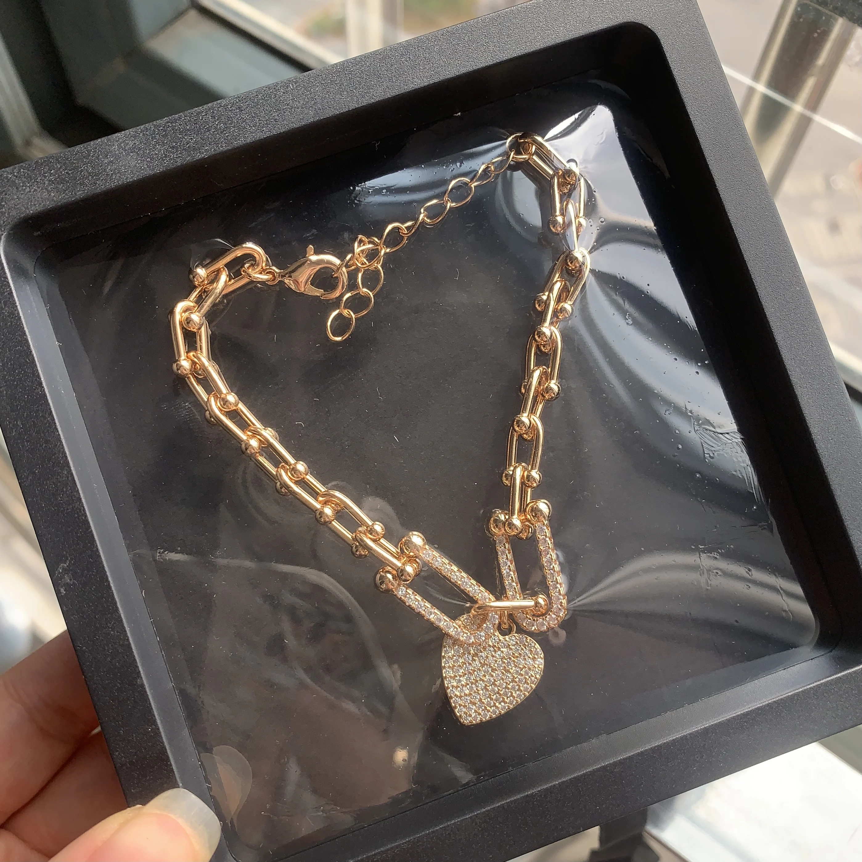 Fashion personality temperament cold wind Vachette clasp heart pendant delicate necklace bracelet gold-plated set zircon jewelle