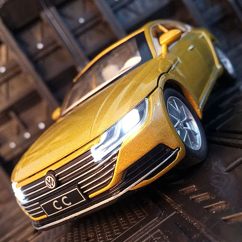 1:32 coleção de ornamentos de modelo de carro em liga Volkswagen CC, portas e capô do motor, porta-malas pode ser aberto para carros de brinquedo infantis