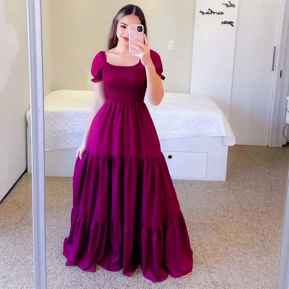 

Платье-макси с открытыми плечами, плиссированным подолом и квадратным вырезом