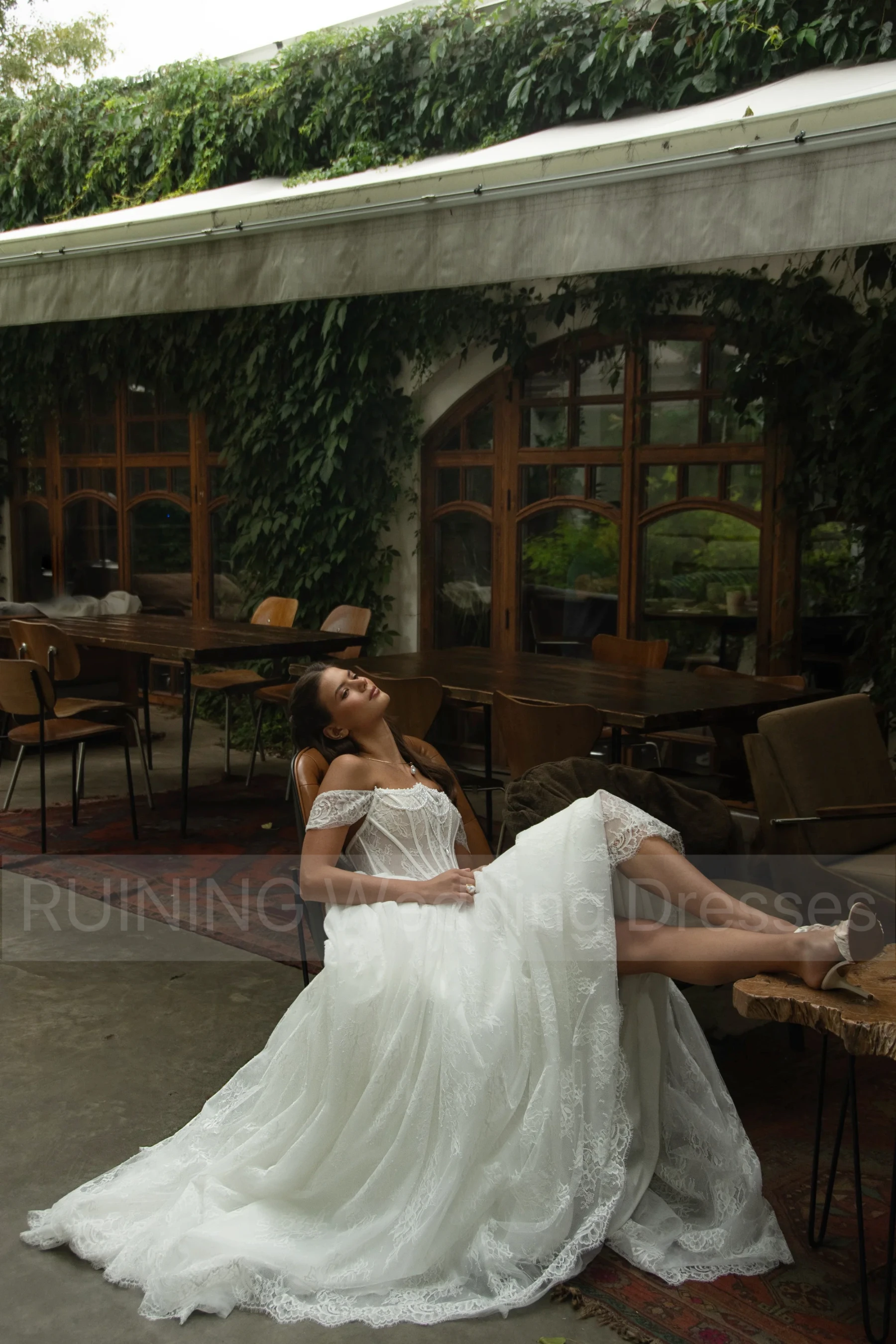 فساتين زفاف مخصصة مكشوفة الكتف لؤلؤ دانتيل 2025 فستان عروس نسائي فاخر على شكل حرف a الوهم رداء حفلات الزفاف #4