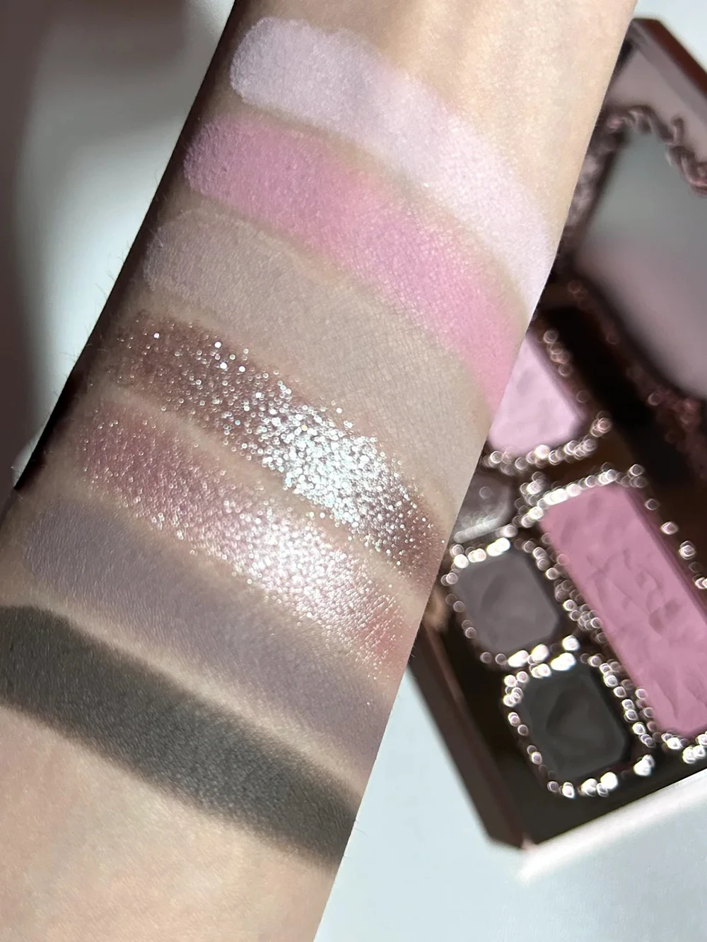 Flower Knows Tavolozza per trucco originale Cupido alla fragola Tavolozza per evidenziatore per il viso Ombretto glitterato a 7 colori Impermeabile a lunga durata