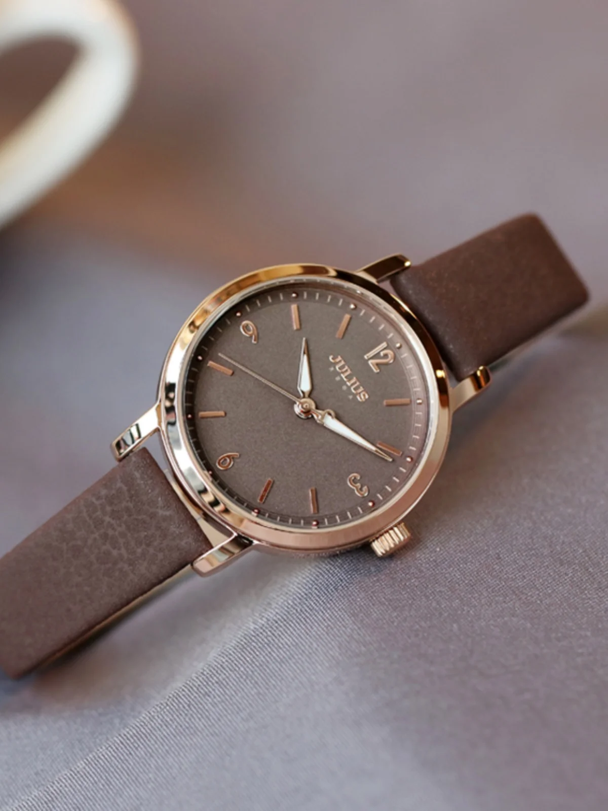 

Women's watch, simple designluminous, light luxury quartz watchsuitable for students, a gift for womenand an accessory for women