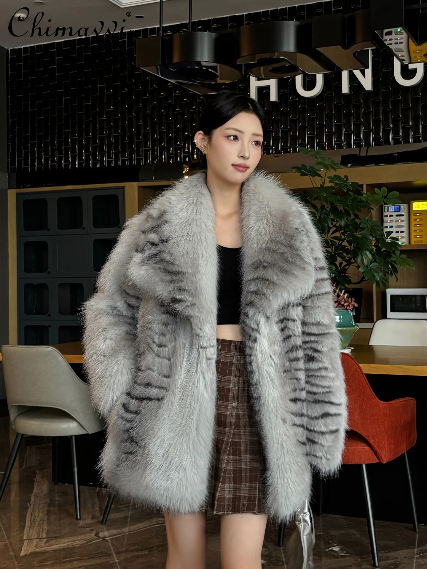 

Высококачественная женская шуба из лисьего меха с тигровым узором, зимняя новая мода 2025 года, свободная толстая теплая элегантная шуба из искусственного меха с длинными рукавами