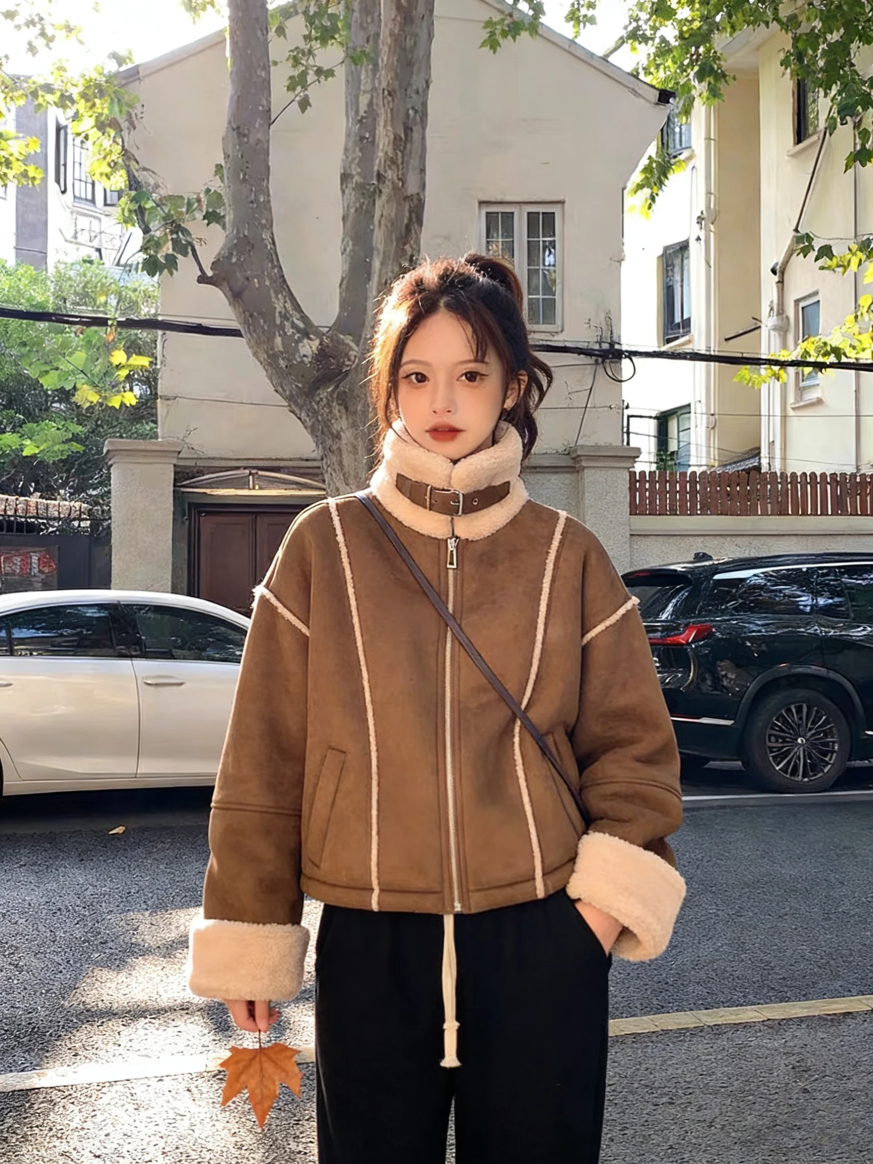 

Ретро-куртка из коричневого меха ягненка для женщин, зимняя утепленная мотоциклетная одежда с воротником-стойкой, из спандекса и полиэстера, на молнии