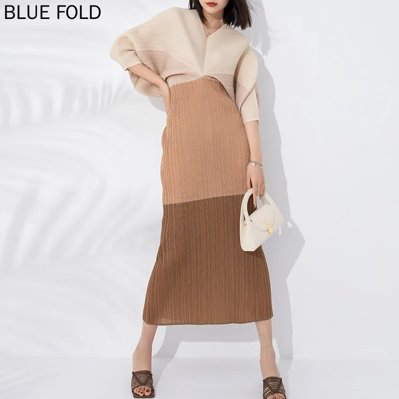 

MIYAKE-Elegant Temperament Dress for Women, V-neck, Contrast Color, Pressed Pleated, Fashion Dress, High-end, New,