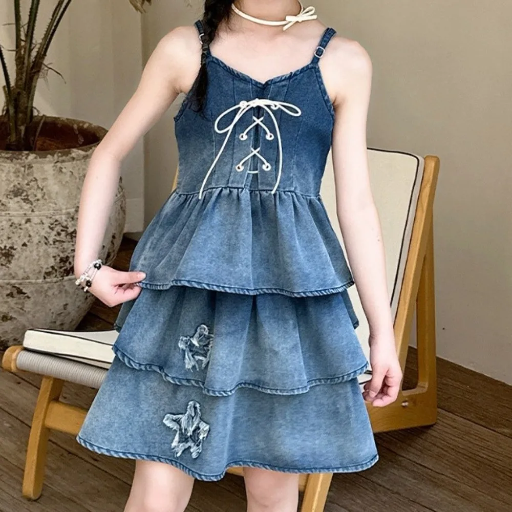 ชุดเดรสยีนส์เด็กแบบสายเดี่ยว กระโปรงทรงเอ ชุดคาวบอยเด็กผู้หญิง ทรงหลวม สไตล์ลำลอง แต่งระบายไล่สี ชุดเดรสพองๆ สำหรับใส่เที่ยวข้างนอก